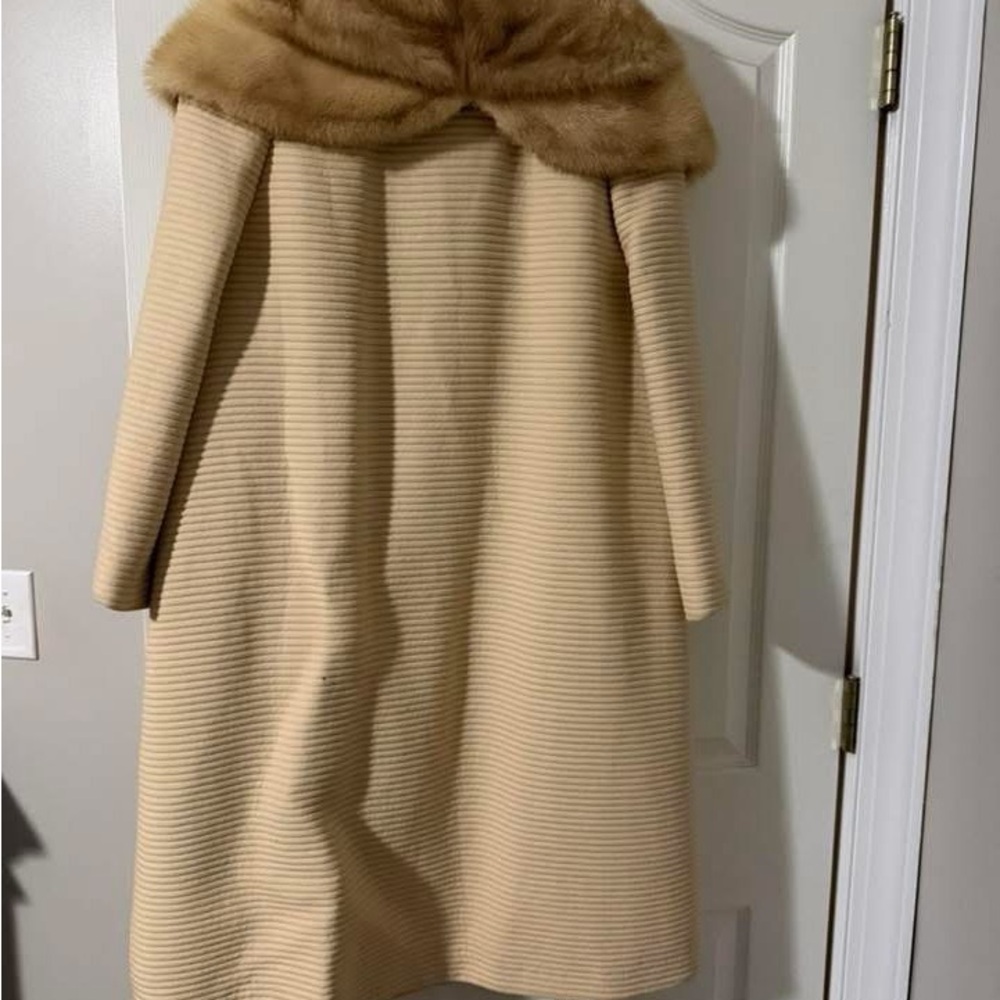 Vintage coat with fur collar. - Picture 2 of 6